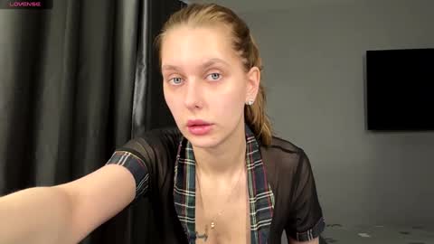 Hi My name is Sofia Welcome to my room Please thumbs up - its important online show from 11, 1, 2026