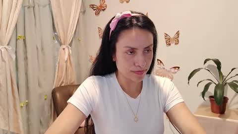 Sofi Bella online show from 5, 11, 2025