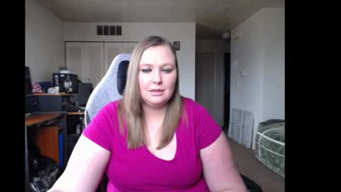 Snapshot of softerpeaches chatting on 24, 1, 2025 Rose online show from 24, 1, 2025