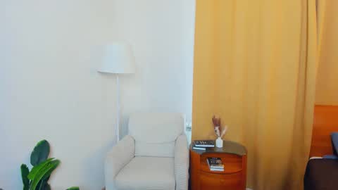 Snapshot of softlyy_bold chatting on 5, 11, 2025 Alice online show from 5, 11, 2025