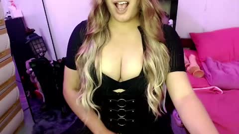 Snapshot of solacegoddess chatting on 3, 5, 2026 SOLACE SOLANA online show from 3, 5, 2026