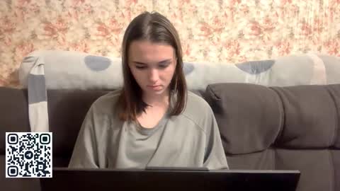 Snapshot of somerfrieler chatting on 3, 11, 2025 Hello My name is Jane im new model here and little but shy but curious. online show from 3, 11, 2025