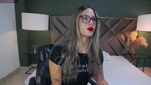 Snapshot of sophia_loreenn chatting on 11, 10, 2025 Sofia online show from 11, 10, 2025