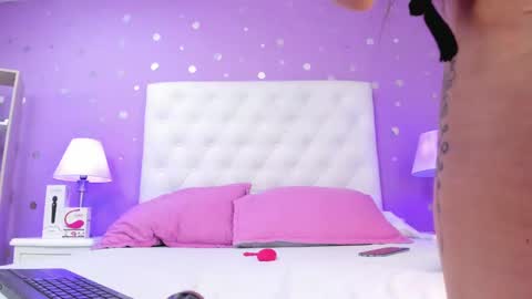 Snapshot of sophia_models chatting on 22, 11, 2025 Sophia online show from 22, 11, 2025