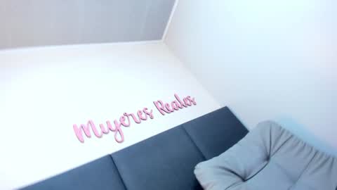 sophieharris__ online show from 22, 1, 2025