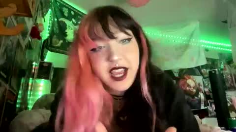 Snapshot of spookysanrihoe chatting on 31, 10, 2025 Pixie online show from 31, 10, 2025