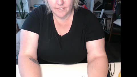 Snapshot of squirtymilfjess chatting on 10, 12, 2024 Messi Jessi online show from 10, 12, 2024