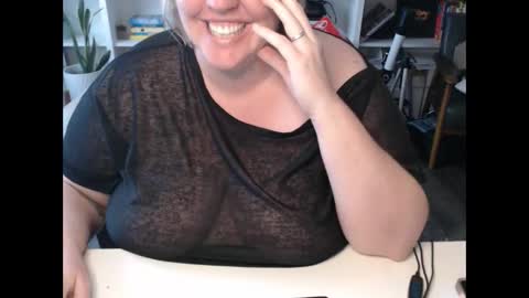 Snapshot of squirtymilfjess chatting on 11, 12, 2024 Messi Jessi online show from 11, 12, 2024
