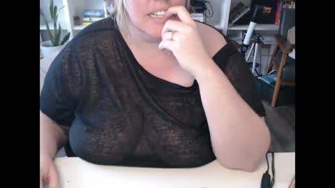 Snapshot of squirtymilfjess chatting on 12, 12, 2024 Messi Jessi online show from 12, 12, 2024