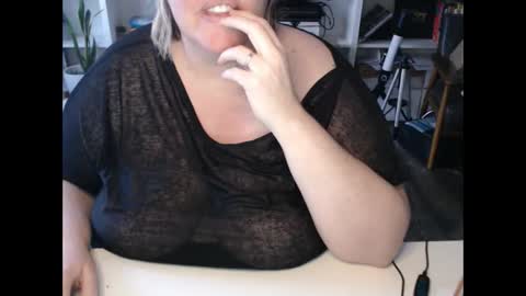 Snapshot of squirtymilfjess chatting on 13, 12, 2024 Messi Jessi online show from 13, 12, 2024