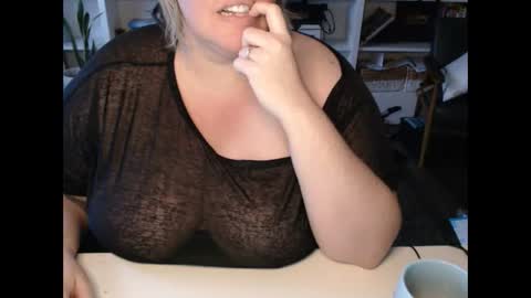 Snapshot of squirtymilfjess chatting on 7, 1, 2025 Messi Jessi online show from 7, 1, 2025