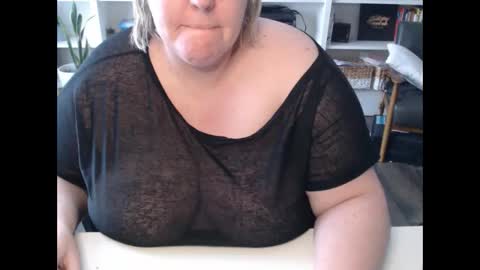 Snapshot of squirtymilfjess chatting on 19, 2, 2025 Messi Jessi online show from 19, 2, 2025