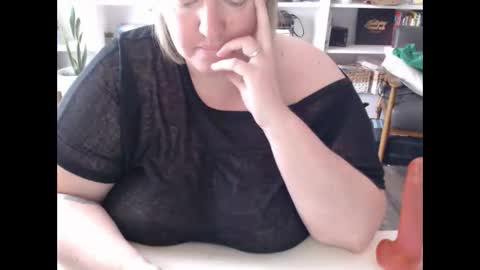 Snapshot of squirtymilfjess chatting on 25, 2, 2025 Messi Jessi online show from 25, 2, 2025