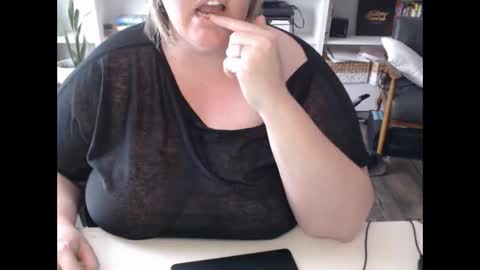 Snapshot of squirtymilfjess chatting on 27, 2, 2025 Messi Jessi online show from 27, 2, 2025