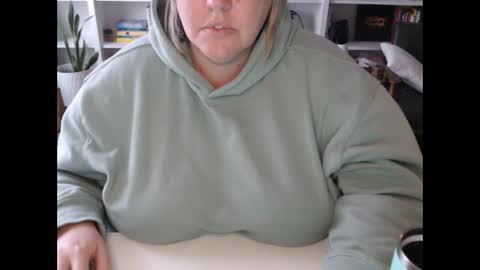 Snapshot of squirtymilfjess chatting on 5, 3, 2025 Messi Jessi online show from 5, 3, 2025
