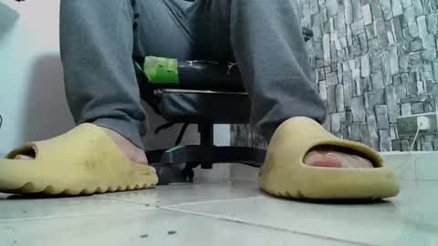 Snapshot of srfindomfeet_ chatting on 12, 1, 2025 sr master cum its my old account online show from 12, 1, 2025