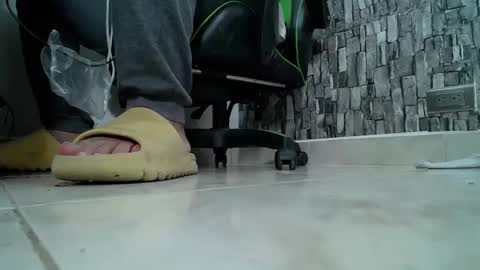Snapshot of srfindomfeet_ chatting on 25, 1, 2025 sr master cum its my old account online show from 25, 1, 2025