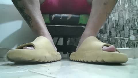 Snapshot of srfindomfeet_ chatting on 12, 9, 2025 sr master cum its my old account online show from 12, 9, 2025