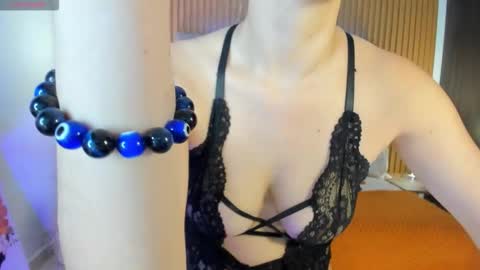 Stacy Woods online show from 20, 11, 2025