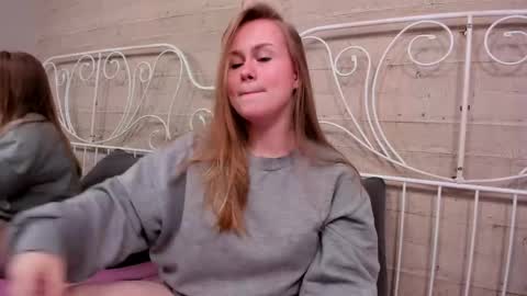 Snapshot of stacy_moorexx chatting on 28, 4, 2026 STACY online show from 28, 4, 2026