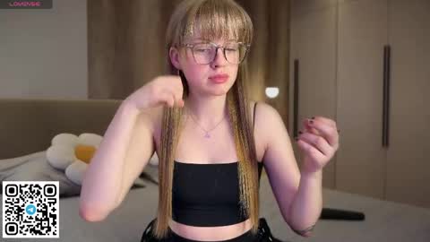 Snapshot of steffi_meoww chatting on 4, 4, 2026 STEFI Streams every day from 10 PM GTM1 online show from 4, 4, 2026