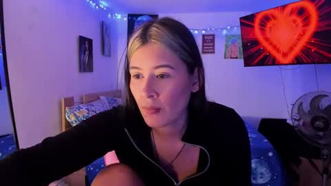 Stephany  independient model  online show from 9, 1, 2025