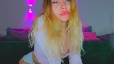 Snapshot of strawberrypie99 chatting on 18, 4, 2026 Tati and Lola online show from 18, 4, 2026