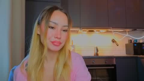 Snapshot of strawberrypie99 chatting on 8, 5, 2026 Tati and Lola online show from 8, 5, 2026