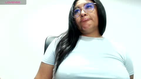 Snapshot of strawlux chatting on 14, 4, 2026 strawlux online show from 14, 4, 2026