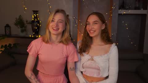 Snapshot of suannedoriean chatting on 12, 11, 2025 Mure online show from 12, 11, 2025