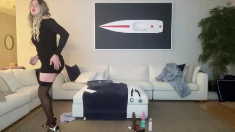 Snapshot of submiss14 chatting on 6, 11, 2025 Sissy Isabella online show from 6, 11, 2025