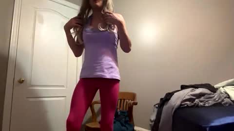 Snapshot of submiss14 chatting on 1, 12, 2025 Sissy Isabella online show from 1, 12, 2025