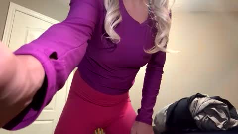 Snapshot of submiss14 chatting on 4, 12, 2025 Sissy Isabella online show from 4, 12, 2025