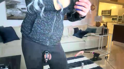 Snapshot of submiss14 chatting on 16, 12, 2025 Sissy Isabella online show from 16, 12, 2025