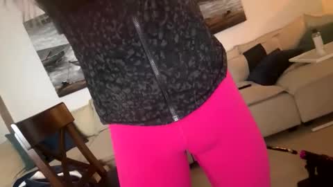 Snapshot of submiss14 chatting on 17, 12, 2025 Sissy Isabella online show from 17, 12, 2025