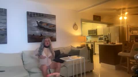 Snapshot of submiss14 chatting on 18, 12, 2025 Sissy Isabella online show from 18, 12, 2025