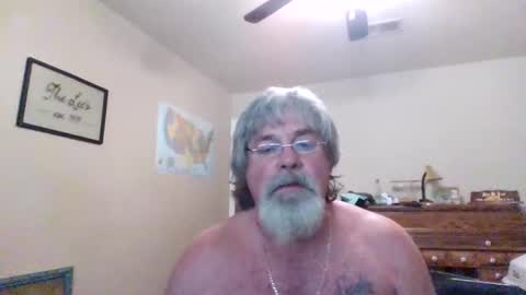 Snapshot of suckurtoes chatting on 13, 10, 2025 Jon online show from 13, 10, 2025