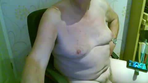 Snapshot of suffolkboy4 chatting on 4, 12, 2025 suffolkboy4 online show from 4, 12, 2025