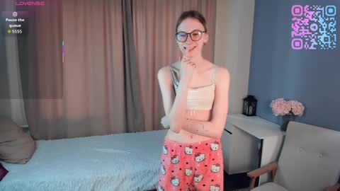 Snapshot of sunnivagaillard chatting on 5, 4, 2026 Kiki online show from 5, 4, 2026