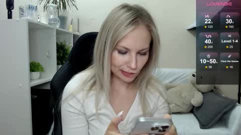 Snapshot of sunny_bunny6 chatting on 17, 10, 2025 Naomi online show from 17, 10, 2025