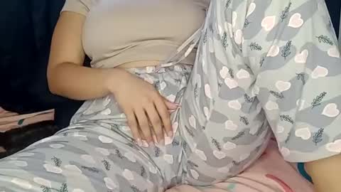 Snapshot of sunshine_days chatting on 11, 1, 2025 Annie online show from 11, 1, 2025