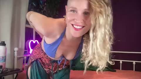 Snapshot of susieandlacey chatting on 12, 7, 2026 Susie and Lacey online show from 12, 7, 2026