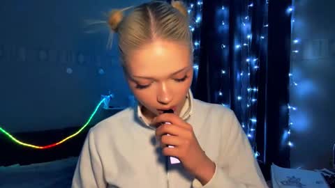 Snapshot of suzannabarmes chatting on 16, 3, 2026 Stacy online show from 16, 3, 2026