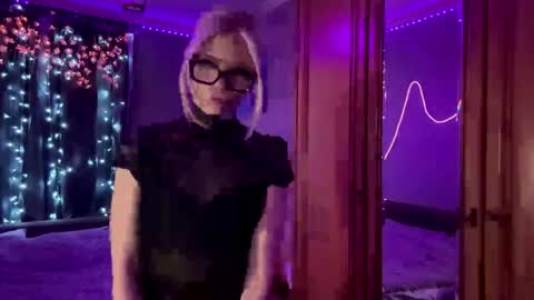 Snapshot of suzannabarmes chatting on 1, 5, 2026 Stacy online show from 1, 5, 2026