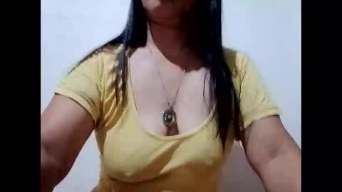 Snapshot of suzzie_hot chatting on 3, 2, 2025 suzzie_hot online show from 3, 2, 2025
