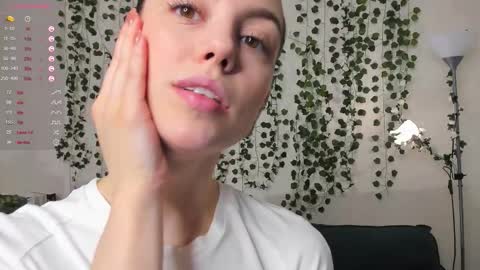 Snapshot of sweet_and_flirt chatting on 22, 10, 2025 Alice online show from 22, 10, 2025