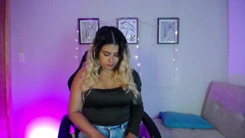 Snapshot of sweet_bella_valery_ chatting on 1, 4, 2026 Bella Valery online show from 1, 4, 2026