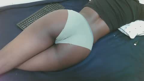 sweet_larra online show from 4, 11, 2025