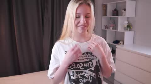 Snapshot of sweet_lily_1 chatting on 27, 4, 2026 Lily online show from 27, 4, 2026