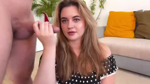 Snapshot of sweet_sugar87 chatting on 18, 4, 2026 ViolaandVince online show from 18, 4, 2026